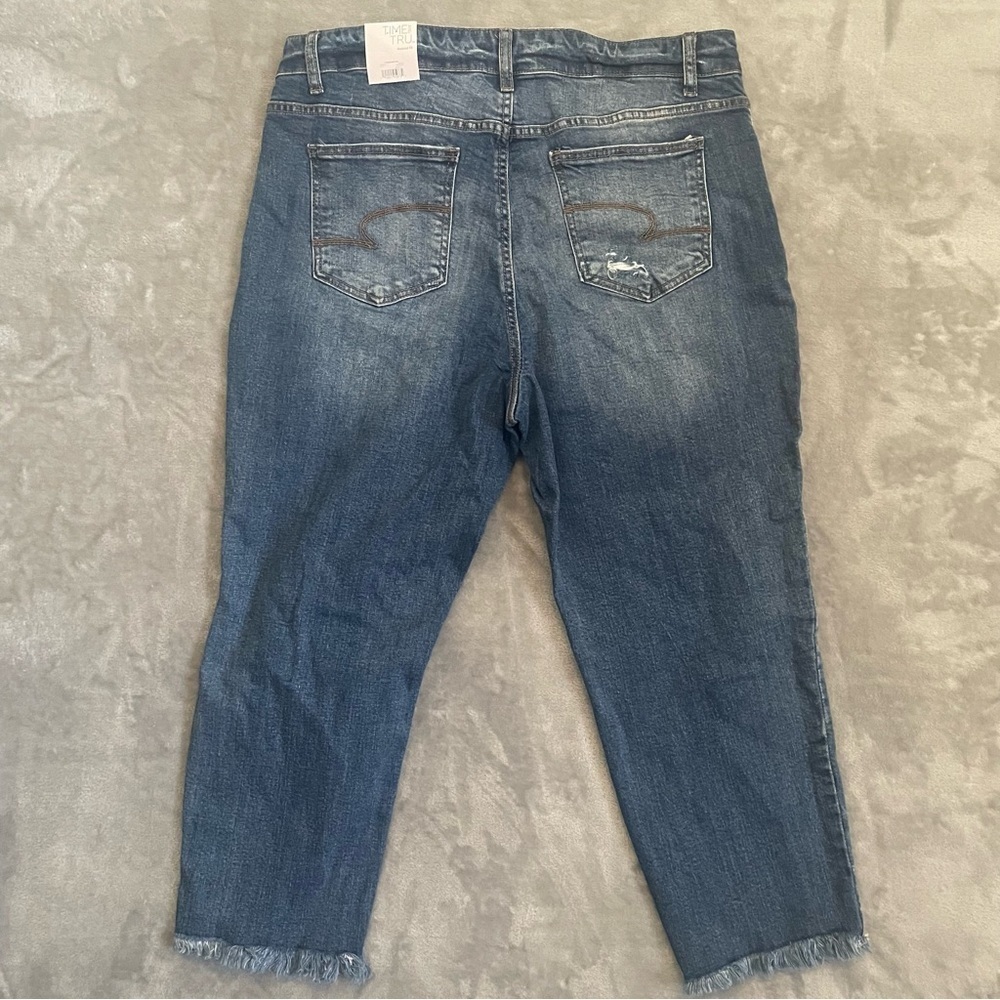 NWT Time and Tru High Rise Cropped Relax Fit Distressed Jeans Size 18 Plus - Picture 3 of 7